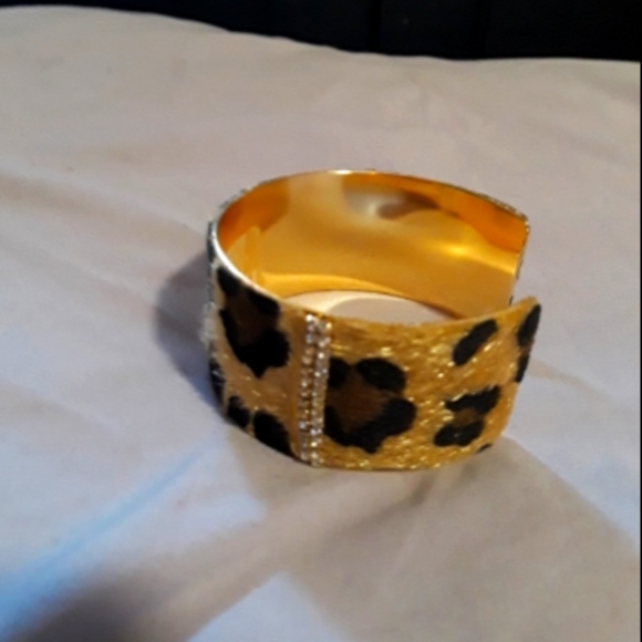Animal Print cuff Bracelet - Picture 1 of 4